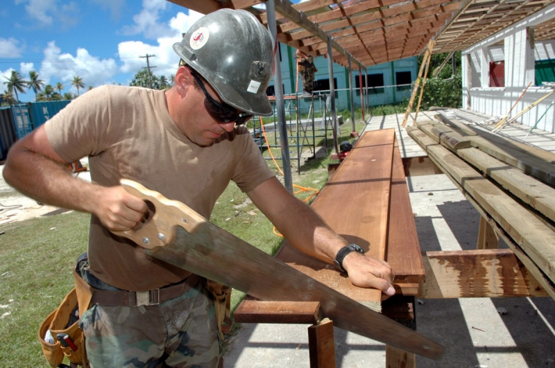 menuisier-ASCROS-min_worker_construction_building_carpenter_male_job_build_helmet-893290